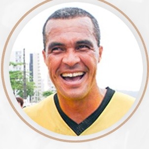 Eliel Henrique dos Santos sorrindo, de camisa amarela