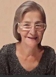 Lazara Ruth sorrindo, de óculos e cabelo claro