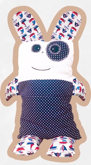 Naninha de pano com orelhas de coelho, vestido azul de bolinhas e estampa de barquinhos